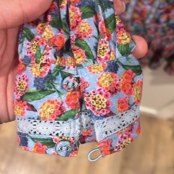 Nrvna Mode flower print button up blouse with elastic peplum. - Picture 3 of 4